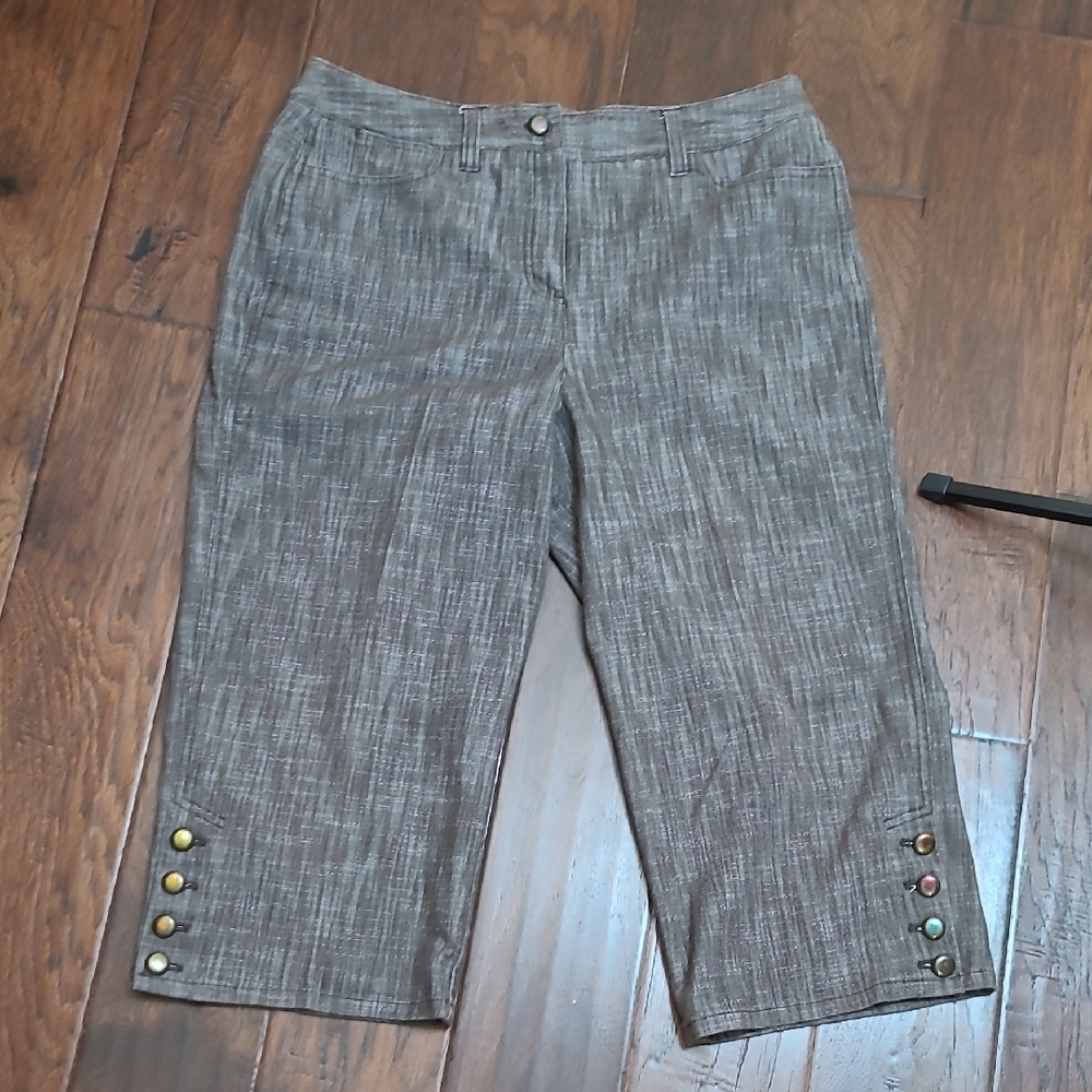 New Directions Brown Blend Capris with Button Accents size 10